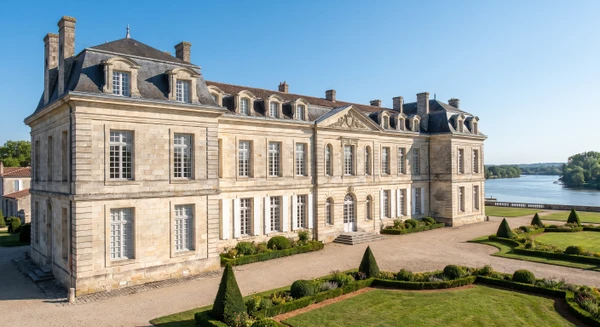 Vue emblématique de Rochefort montrant un élément caractéristique de la ville (par exemple, la façade de l'Arsenal ou un bâtiment historique reconnaissable), de jour, avec un ciel dégagé, prise de qualité professionnelle, sans texte, logo ou filigrane. L'image doit être visuellement distincte de la vue panoramique maritime de La Rochelle déjà utilisée dans cette section.