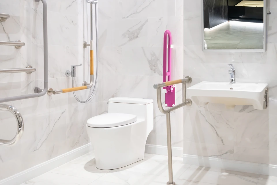 Salle de bain moderne avec douche à l'italienne et baignoire encastrée